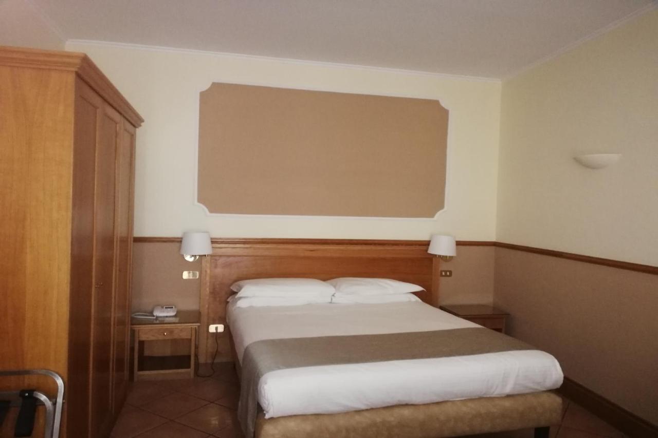 Hotel Leopardi Наполи Екстериор снимка
