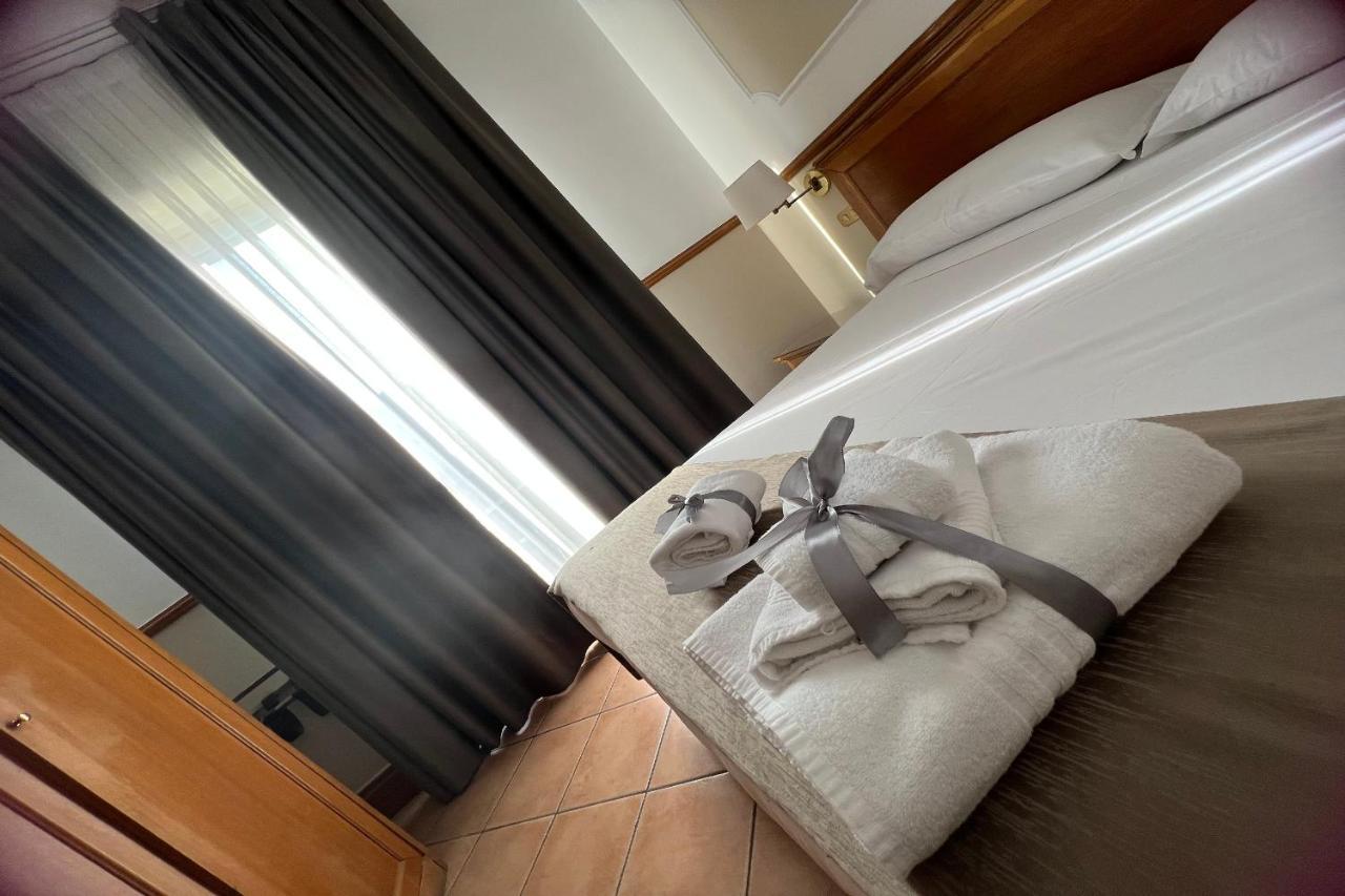 Hotel Leopardi Наполи Екстериор снимка