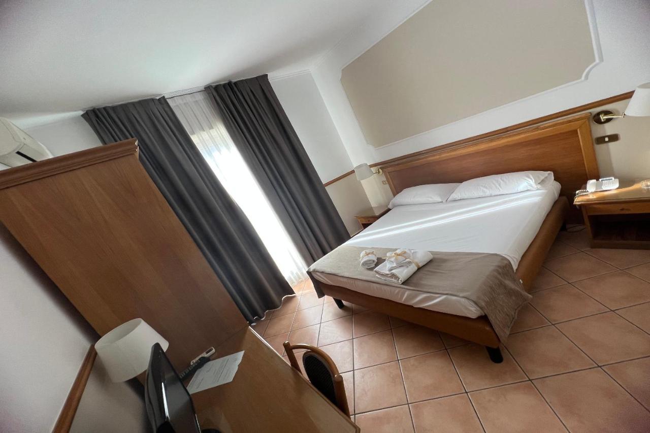 Hotel Leopardi Наполи Екстериор снимка