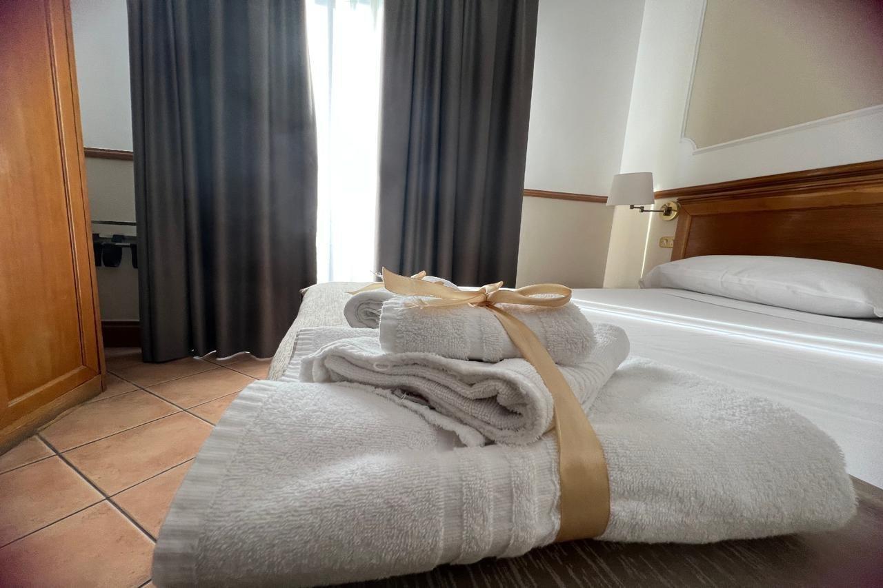 Hotel Leopardi Наполи Екстериор снимка