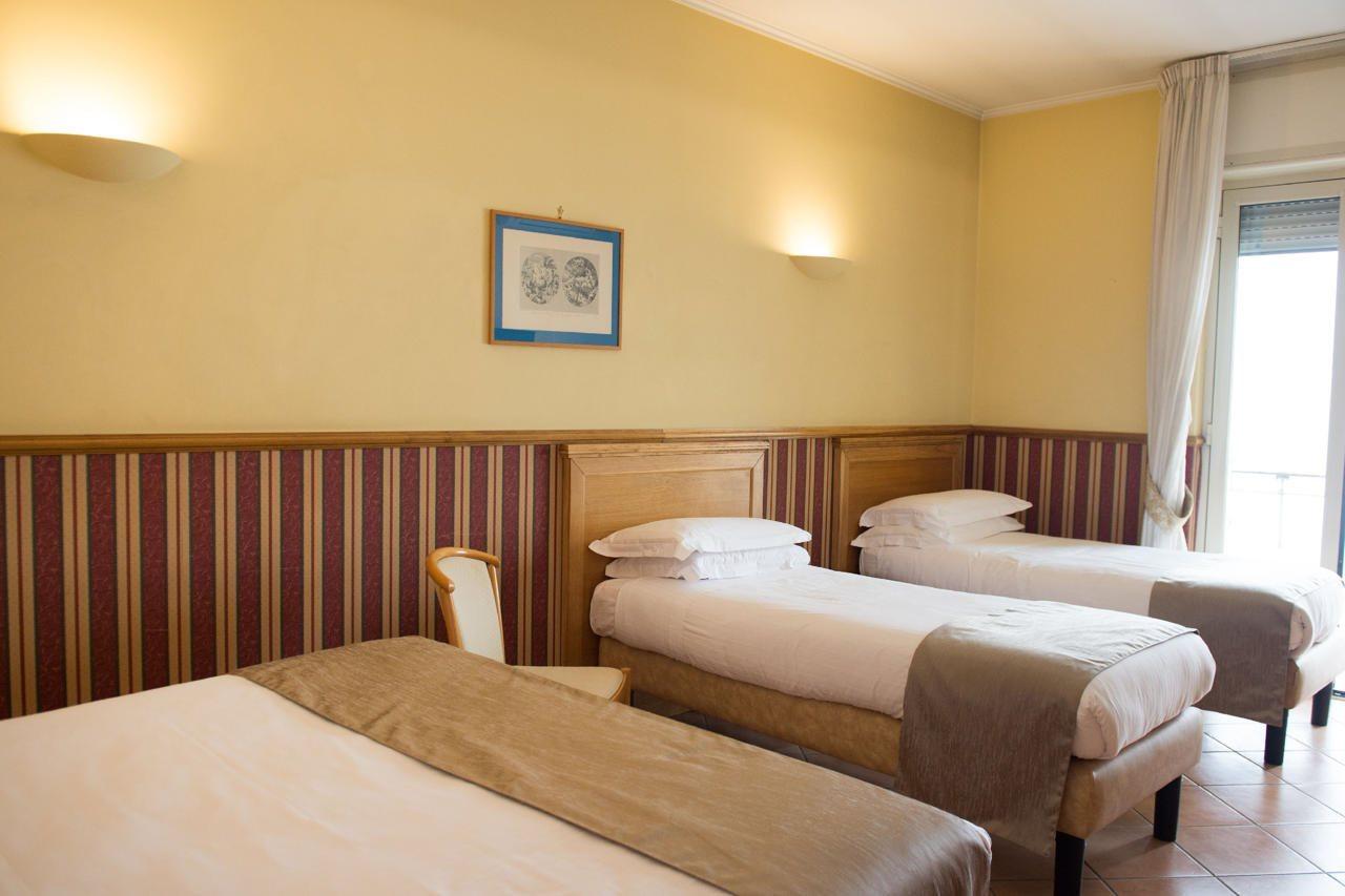 Hotel Leopardi Наполи Екстериор снимка