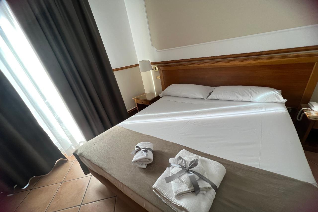 Hotel Leopardi Наполи Екстериор снимка