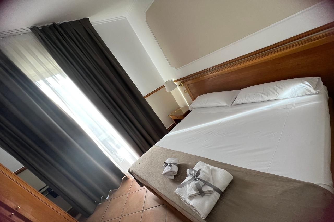 Hotel Leopardi Наполи Екстериор снимка