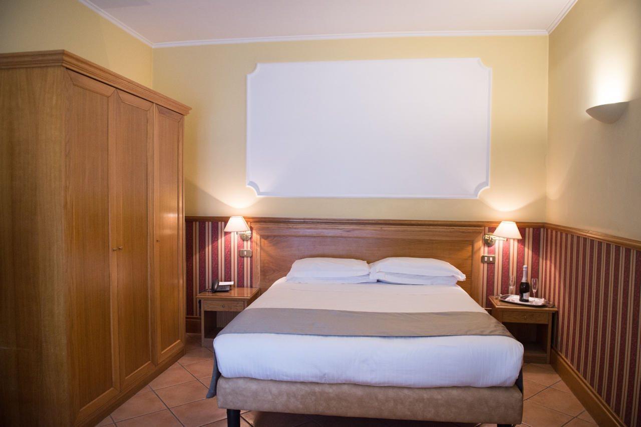 Hotel Leopardi Наполи Екстериор снимка