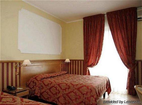 Hotel Leopardi Наполи Стая снимка