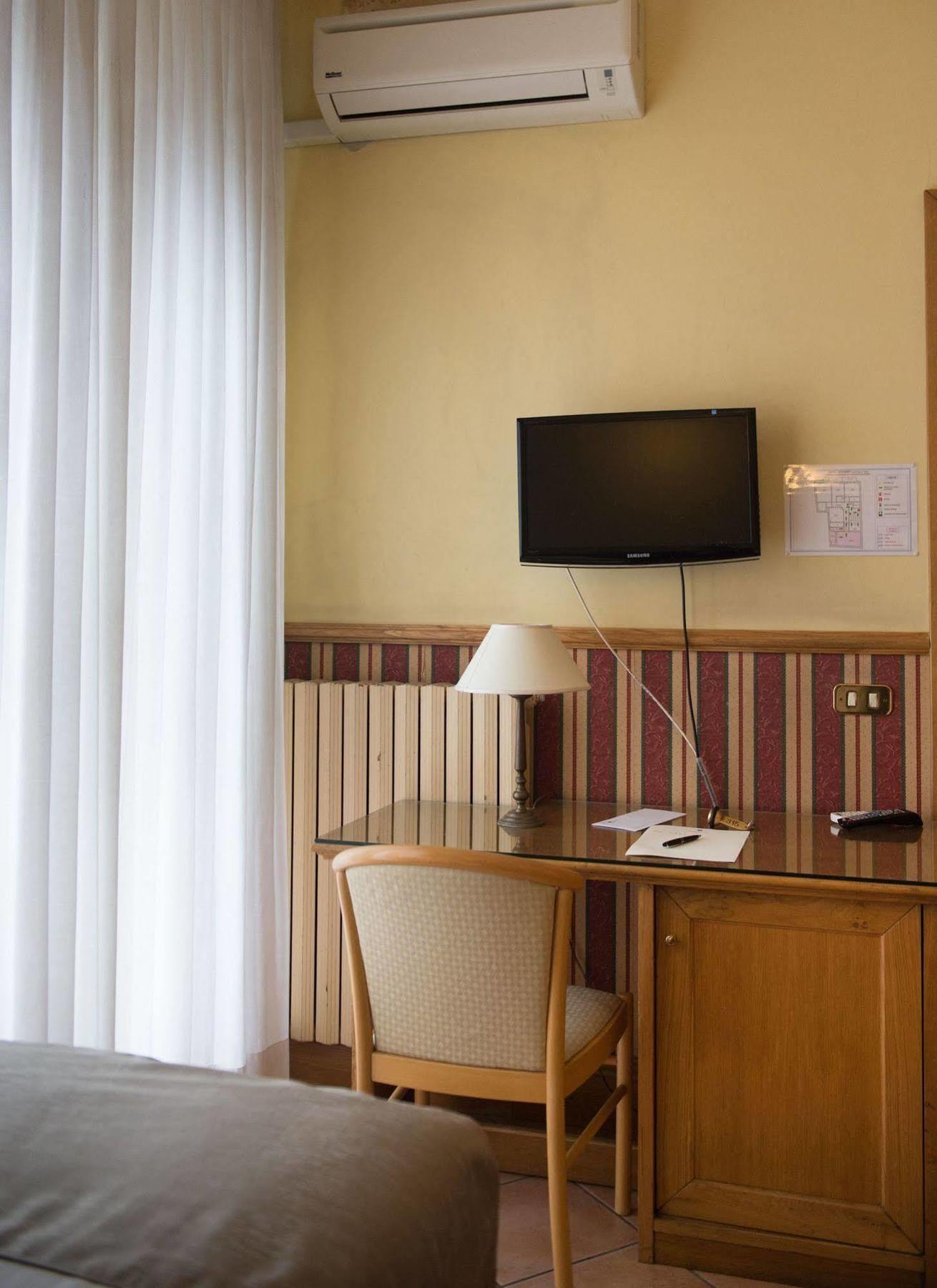 Hotel Leopardi Наполи Екстериор снимка