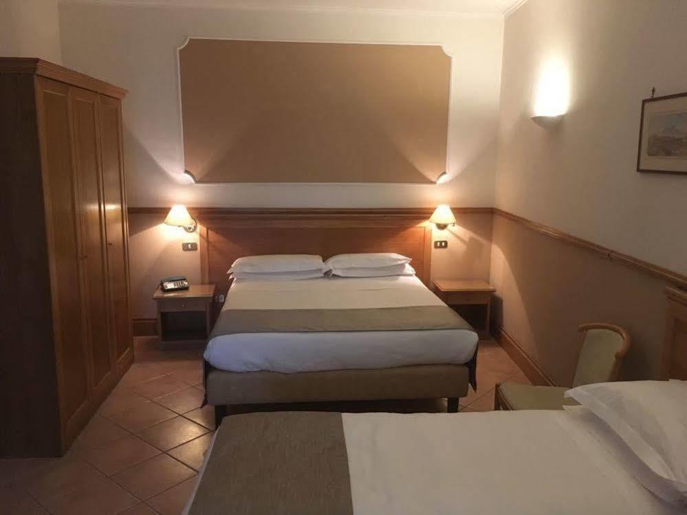Hotel Leopardi Наполи Екстериор снимка